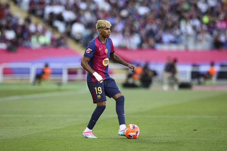 皇马青训小将获征召！18岁天才后卫冲击一线队，卡马温加伤愈归队