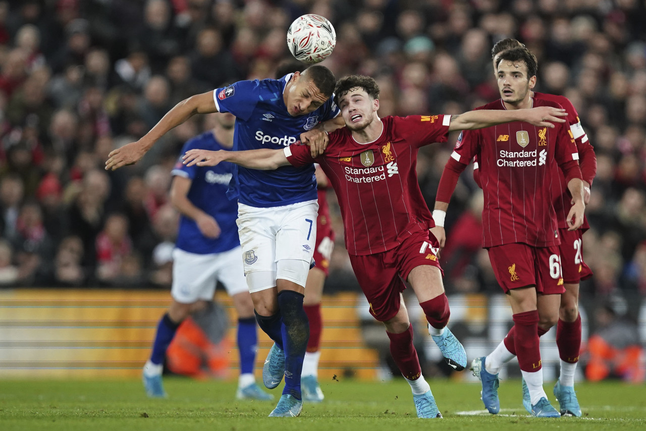 篮球NBA球队教练讨论轮换阵容